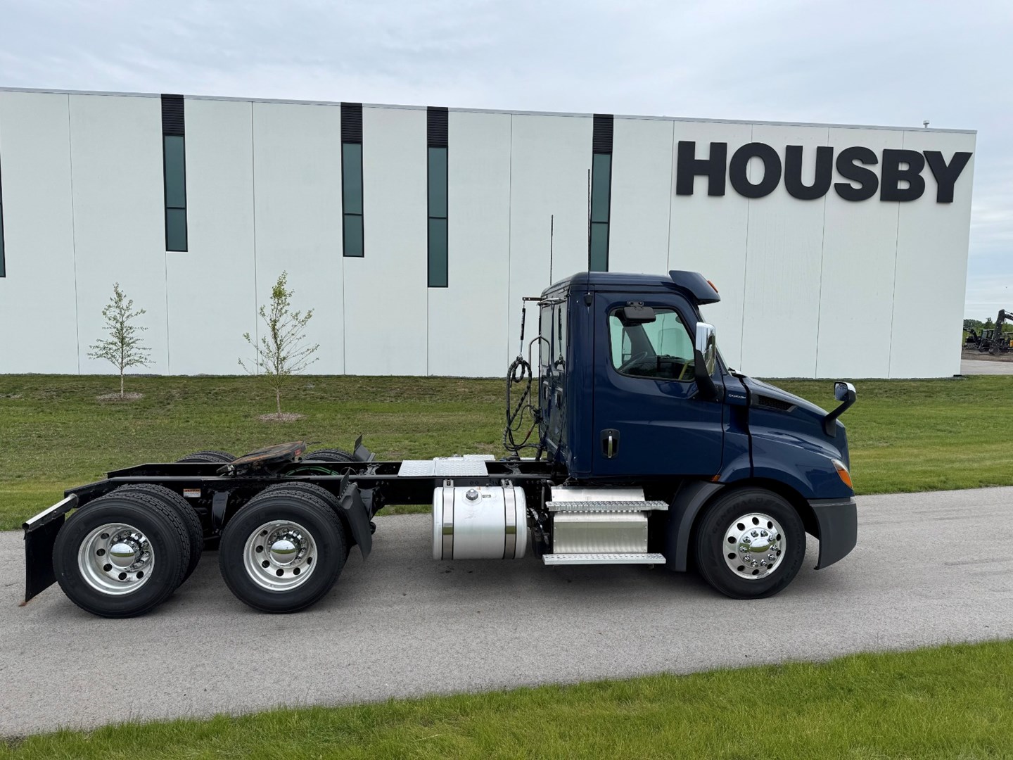 2019 FREIGHTLINER CASCADIA 113 - USED TRUCKS DAY CAB - image 8